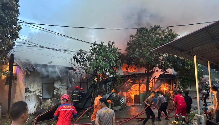Kebakaran di Asrama Polisi Polresta Barelang, 4 Rumah Ludes Terbakar 