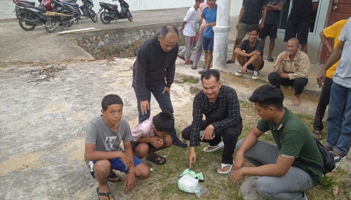 Pelajar Temukan Bungkusan Plastik Diduga Narkoba di Pinggir Pantai Desa Liuk Anambas 