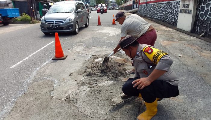 Bhabinkamtibmas Tanjung Unggat Goro Semenisasi Jalan Berlubang 