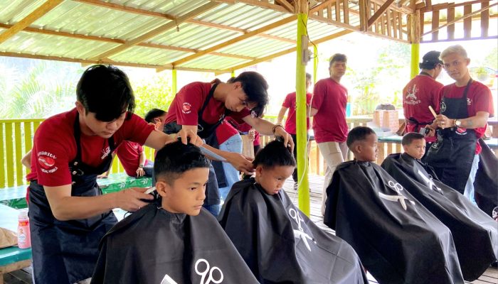 Komunitas Sahabat Panti Chellsey Bagi Sembako dan Potong Rambut Ala Kidz Zaman Now