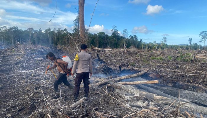 Polres Lingga Bersama Warga  Tangani Karhutla di Lahan Perkebunan Kelapa