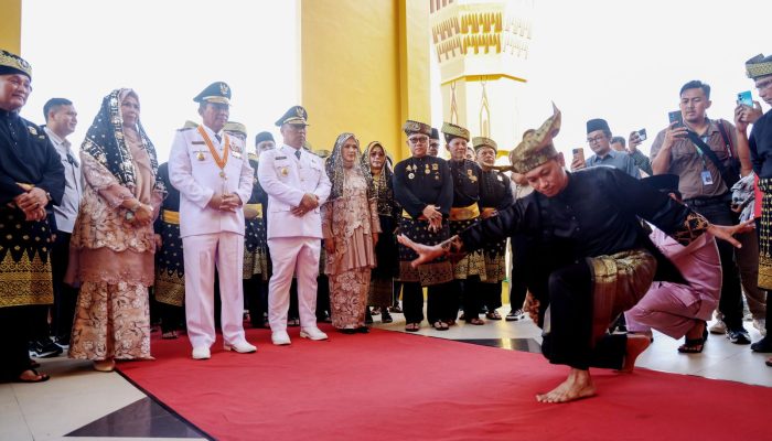 Gubernur Ansar-Wagub Nyanyang Tiba di Tanjungpinang Disambut Prosesi Adat Tepuk Tepung Tawar