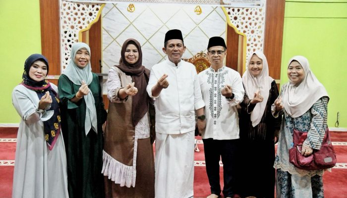 Safari Ramadhan, Gubernur Ansar Serahkan Bantuan Rp160 Juta Untuk Dua Masjid di Karimun