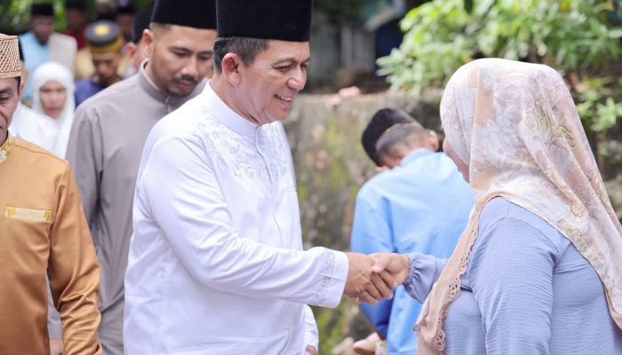 Peduli Dengan Masyarakat Pesisir, Gubernur Ansar Sholat Idul Fitri di Pulau Terong Batam