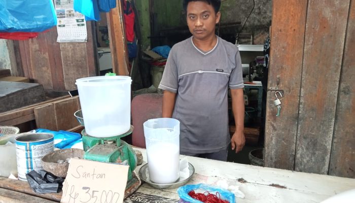 Awal Ramadhan, Harga Santan Kelapa di Tanjungpinang Naik Rp35 Ribu Per kg