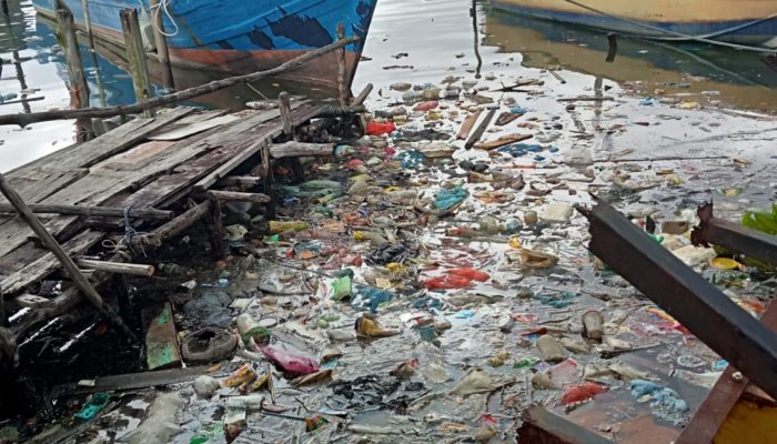 Perairan Tanjungpinang Dicemari Sampah di Kawasan Pemukiman