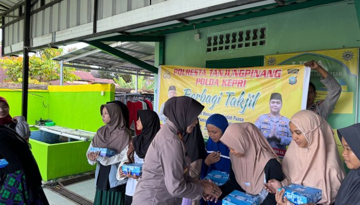 Ramadhan 1446 H, Polresta Tanjungpinang Bagikan Takjil di Panti Asuhan 