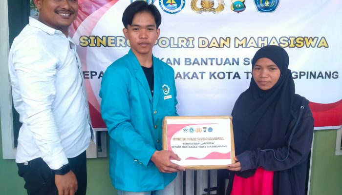 Polri dan Mahasiswa Bersinergi Bagikan Bansos di Tanjungpinang