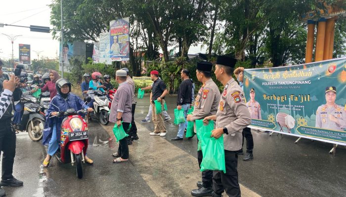 Jelang Buka Puasa, Polresta Tanjungpinang Bagikan Takjil di Lampu Merah Bintan Center