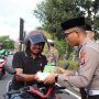Jelang Buka Puasa, Polantas Tanjungpinang Bagi Takjil Untuk Pengendara 