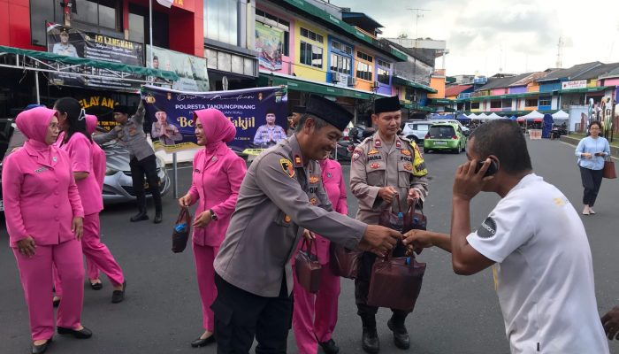 Polsek Tanjungpinang Kota dan Bhayangkari Bagikan Takjil Untuk Warga