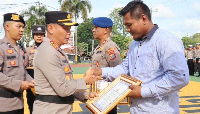 Polresta Tanjungpinang Beri Penghargaan Penyelamat Wanita Terjun dari Jembatan Dompak  