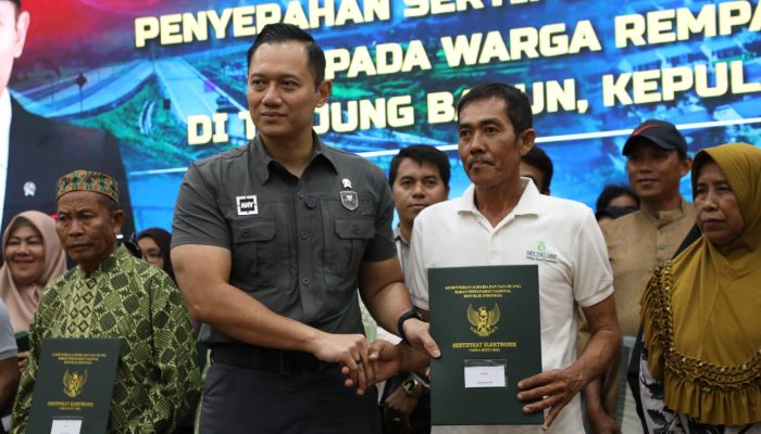 Menko Agus Harimurti Yudhono Serahkan SHM Warga Terdampak Rempang Eco-City