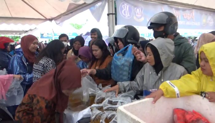 Meski Hujan, Warga Serbu Operasi Pasar Murah digelar Kejati dan IAD Kepri