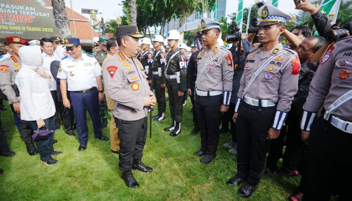 Kapolri Pimpin Apel Gelar Pasukan Operasi Ketupat 2025 di Surabaya