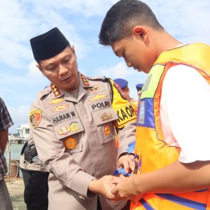 Polresta Tanjungpinang Berikan Life Jaket Bagi Penambang Pompong dan Takjil Untuk Warga