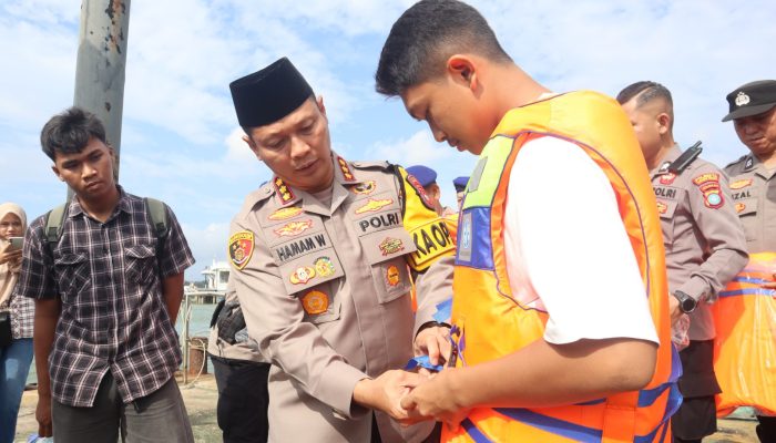 Polresta Tanjungpinang Berikan Life Jaket Bagi Penambang Pompong dan Takjil Untuk Warga