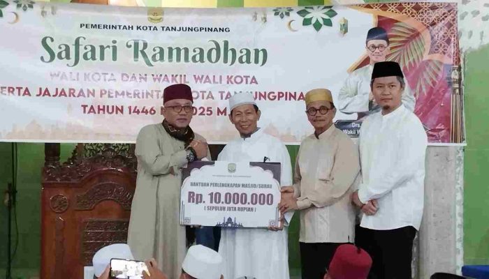 Safari Ramadan di Masjid Al Amin, Lis-Raja Serahkan Bantuan Rp10 Juta
