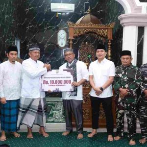 Safari Ramadhan, Wako Lis Serahkan Bantuan Rp10 Juta di Masjid Nurul Islam 