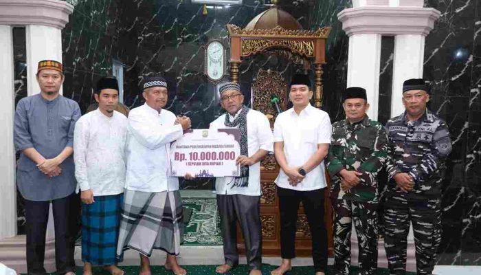 Safari Ramadhan, Wako Lis Serahkan Bantuan Rp10 Juta di Masjid Nurul Islam 