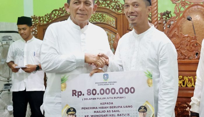 Gubernur Ansar Safari Ramadhan di Masjid As Sahl, Serahkan Bantuan Rp80 Juta