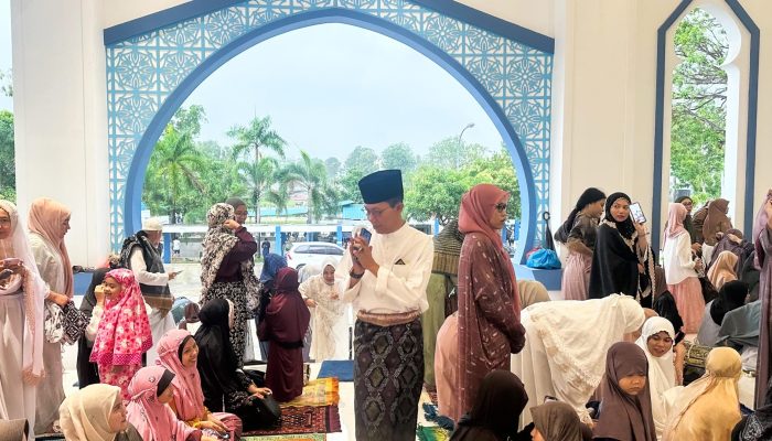Shalat Idul Fitri Berlangsung Khidmat, Amsakar Terima Warga dalam Acara Open House