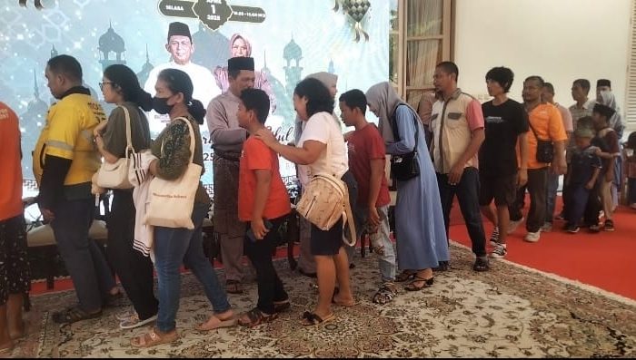 Open House Gubernur Dan Wakil Gubernur Kepri, Warga Antri dan Berdesak Desakan Untuk Bersalaman 