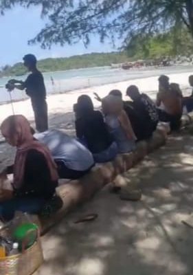 Pantai Trikora Destinasi Wisata Favorit Masyarakat di Hari Libur Lebaran