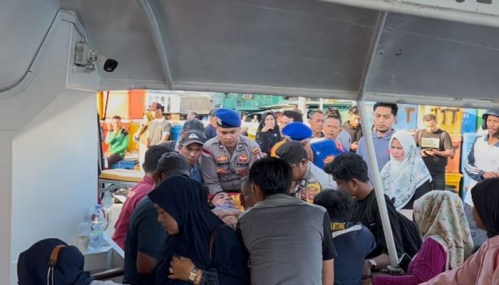 Personel Satpolairud dan Polsek Siantan Bantu Warga Sakit Naik Kapal di Pelabuhan 