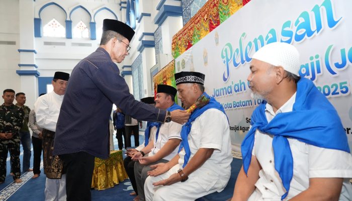 Amsakar Achmad Lepas 745 Jemaah Calon Haji Kota Batam