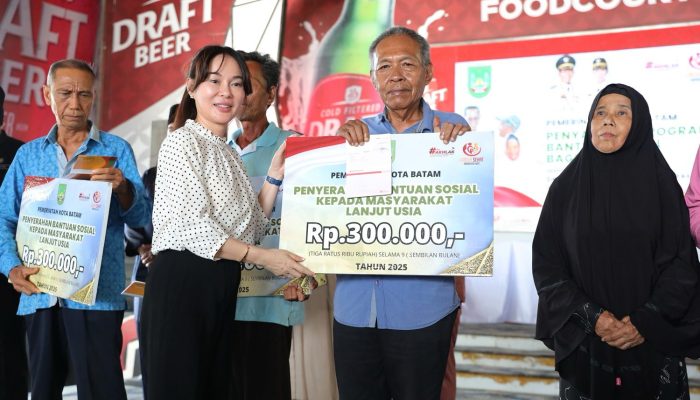 Wakil Kepala BP Batam Serahkan Insentif Kepada 449 Lansia Sebesar Rp300 Ribu Per Orang