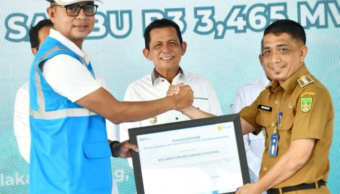 Gubernur Ansar Resmikan Penyalaan listrik di Pulau Belakang Padang Batam