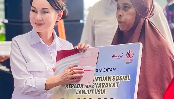Wujud Kepedulian Amsakar – Li Claudia, 1.245 Lansia Terima Insentif Sebesar Rp 300 Ribu