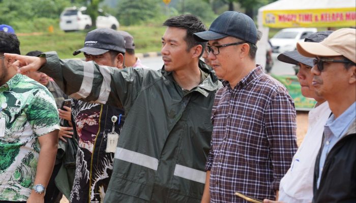 Anggota/Deputi Bidang Infrastruktur BP Batam Tinjau Titik Longsor di Kecamatan Bengkong