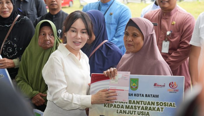 Bantuan Lansia Masih Berlanjut,  Li Claudia : Kalau Ada Yang Belum Terima Bantuan, Segera Laporkan