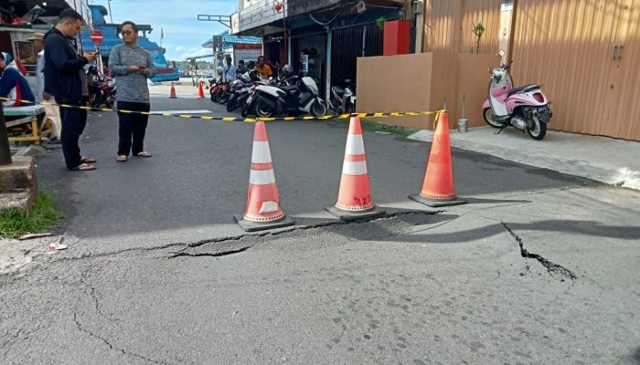 Jalan Aspal di Pelantar 2 Tanjungpinang Retak dan Amblas 