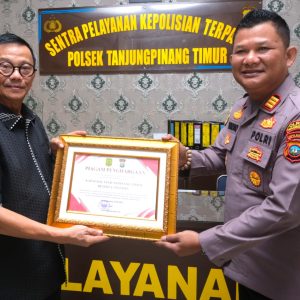 Pemko Tanjungpinang Berikan Penghargaan Kapolsek Tanjungpinang Timur