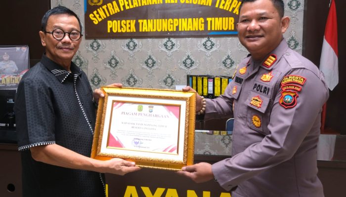Pemko Tanjungpinang Berikan Penghargaan Kapolsek Tanjungpinang Timur