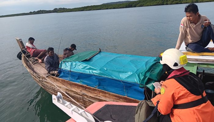 Kapal Dihantam Badai, SAR Tanjungpinang Evakuasi 10 Pemancing Terombang di Perairan Pulau Bunut Bintan  