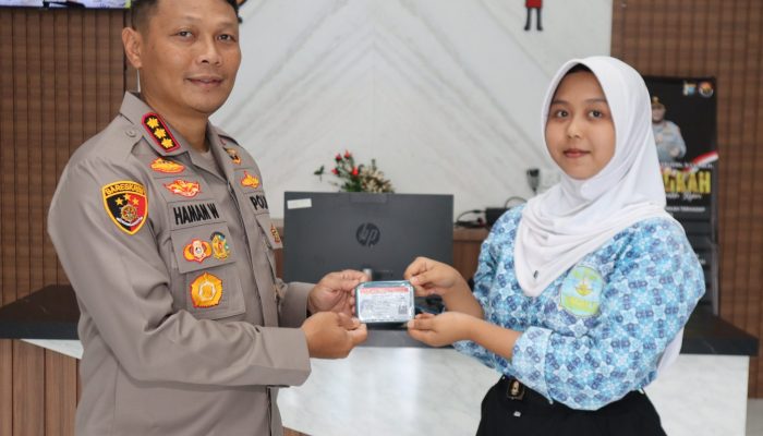Kapolresta Tanjungpinang Berikan SIM C Gratis Untuk 4 Pelajar SMAN 4 Tanjungpinang