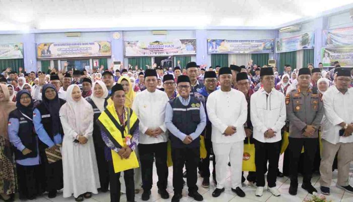 Gubernur Ansar Lepas 445 JCH Kloter 1 Embarkasi Batam Tahun 2025