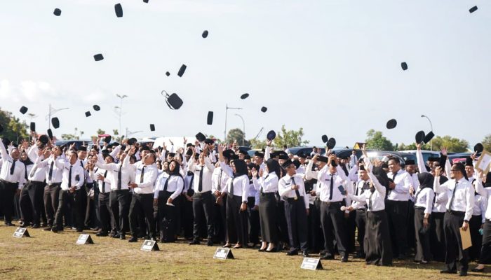 Gubernur Ansar Serahkan SK Pengangkatan Ribuan PPPK dan CPNS Tahap I Tahun 2024
