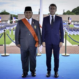 Emmanuel Macron Berikan Penghargaan Tertinggi Prancis Kepada Presiden RI