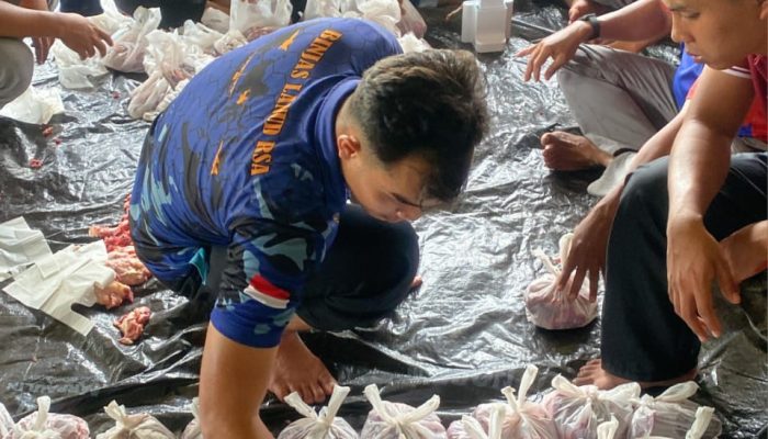 Sembelih 4 Hewan Kurban, Lanud RSA Bagikan Daging Kurban Untuk Masyarakat 