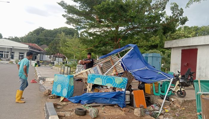 Gerobak Pedagang di Tepi Laut Tanjungpinang Ambruk Diterjang Angin