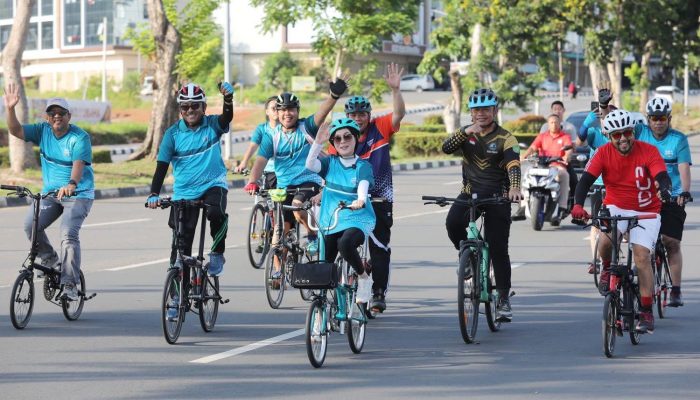 Peringati World Bicycle Day 2025 Dan 16 Tahun BFB, Li Claudia Gowes Bersama Ribuan Pesepeda