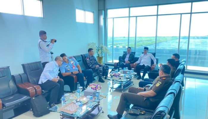 Pemkab dan Forkopimda Natuna Sambut Kunker Kemenko Polhukam di Bandara Lanud RSA