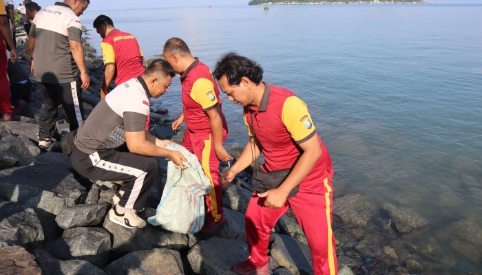 Sambut HUT Bhayangkara Ke-79, Polresta Tanjungpinang Goro Bersihkan Kawasan Tugu Sirih 