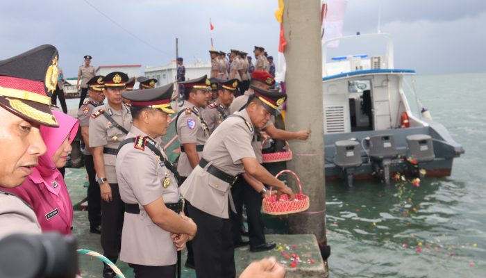 Sambut HUT Bhayangkara Ke-79, Polresta Tanjungpinang Gelar Upacara Tabur Bunga Di TMP dan Di Laut