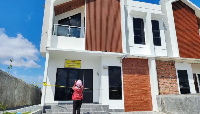 Polresta Tanjungpinang Segel Rumah Mewah di Mutiara Citra Residen Dompak